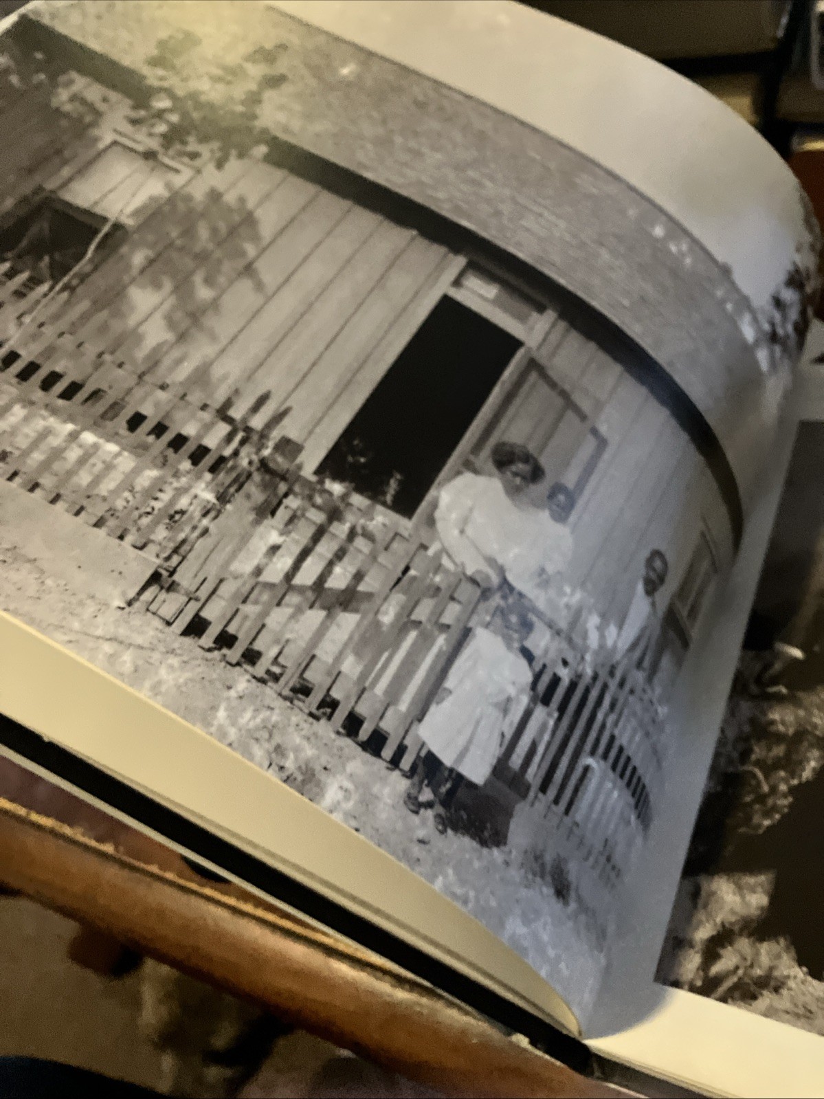 Frontier Family Life: A Photographic Chronicle of the Old West 127 Pages